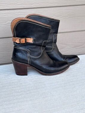 Frye Leather Boots Booties Ankle Heeled Boots in Black and Tan 10